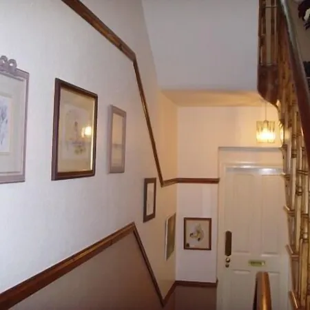 Ellies Bed & Breakfast 4*