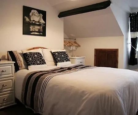 Ellies Bed and Breakfast 4*
