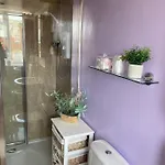 Ellies Bed and Breakfast Γουίτμπι