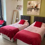 Ellies Bed and Breakfast Γουίτμπι